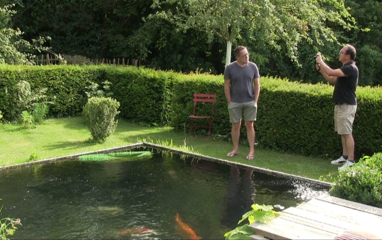 Un passionné qui a construit de ses mains un superbe bassin de 30 m³ pour accueillir ses magnifiques carpes koi. Un jardin aquatique pensé a